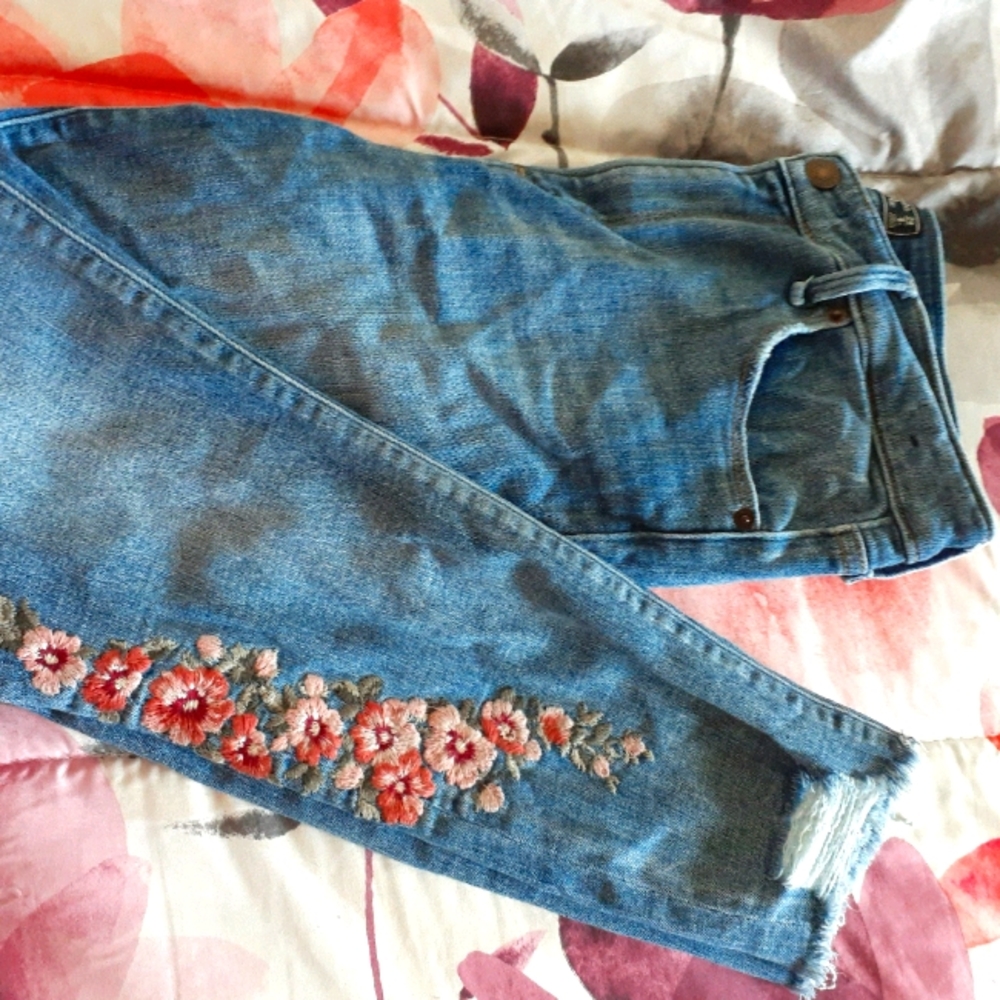 A&F High Rise Skinny Floral Embroidered